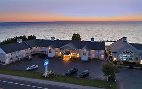 Baymont Inn & Suites St. Ignace Lakefront